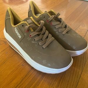 NWOT Rocker Bottom Performance Shoes